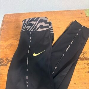 Nike Women Black and Gray Patterned Leggings